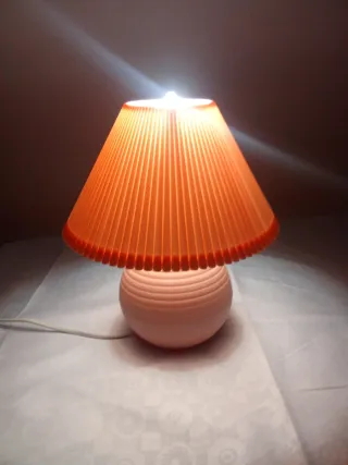 Lámpara de mesa rosa