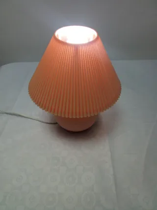 Lámpara de mesa rosa