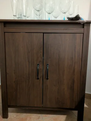 Armario madera nogal con puertas