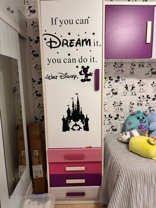 Armario puente  no es infantil , la pegatina se qu