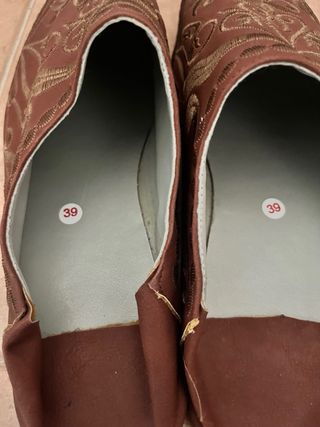 Babuchas de cuero bordadas