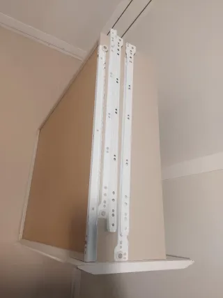 Cajón de madera blanco para debajo de la cama.