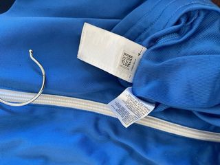 Chaqueta Adidas azul y blanca