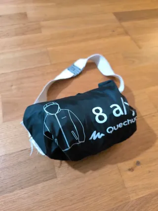 Chaqueta impermeable negra con capucha