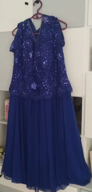 Traje de madrina azul y morado