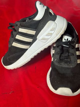 Zapatillas Adidas niño negras y blancas talla 23