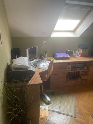 Mesa de estudio y sofá