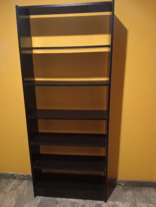 Estantería negra de madera