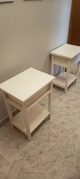 Mesita de noche de madera blanca