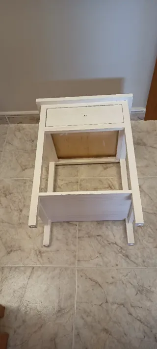 Mesita de noche de madera blanca