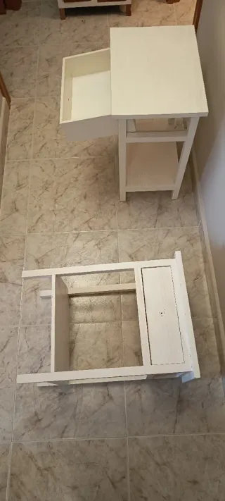 Mesita de noche de madera blanca