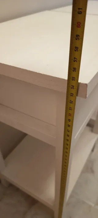 Mesita de noche de madera blanca