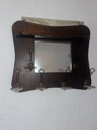 Perchero de madera con espejo