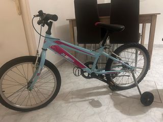 Bicicleta niño/a azul con ruedines.