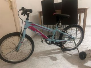 Bicicleta niño/a azul con ruedines.