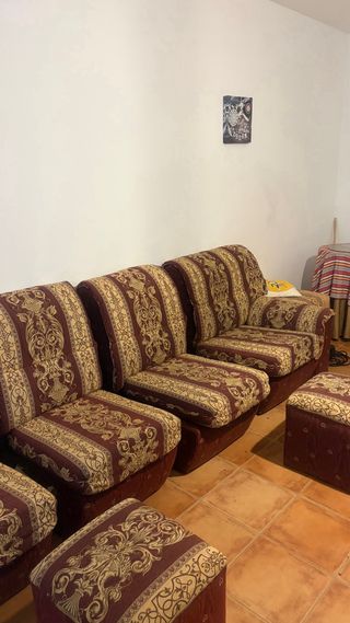 Sofá Clásico Tapizado Floral Marrón y Dorado