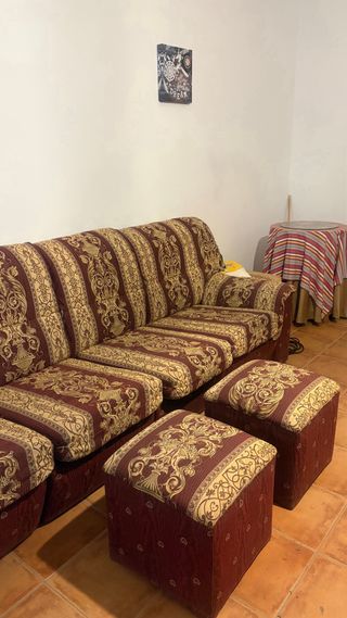 Sofá Clásico Tapizado Floral Marrón y Dorado