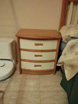 Mesita de noche de madera y blanco