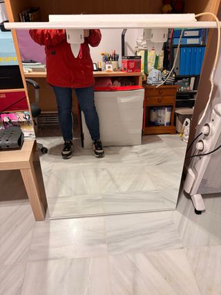 Espejo de baño con luz integrada.