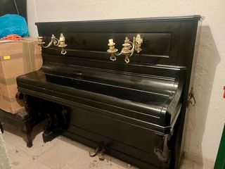 Piano antiguo negro con candelabros (no funciona)