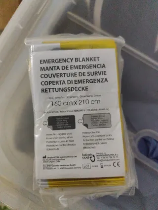 26 Mantas de emergencia termica dorada/plateada