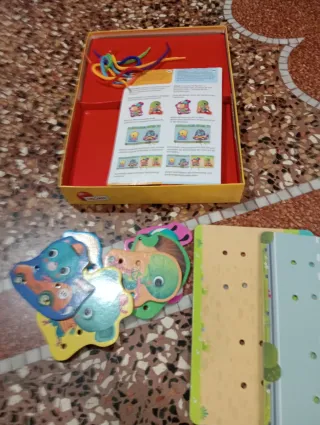 Il gioco per imparare ad usare i lacci a 1 A4 anni