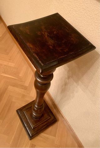 Columna o pedestal de madera