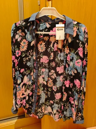 Camisa Stradivarius flores sin estrenar