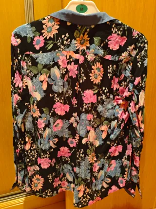 Camisa Stradivarius flores sin estrenar