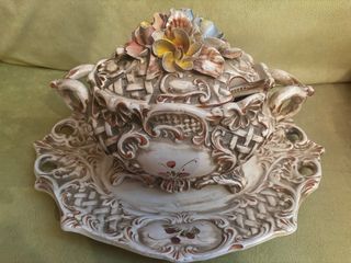 Sopera antigua grande con flores