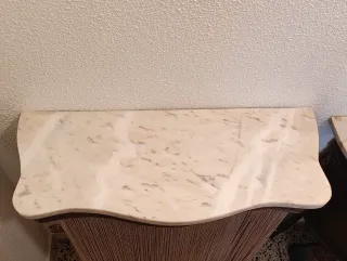 Cubre radiador mármol, madera y flecos