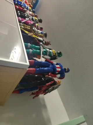 Muñecos Power Rangers y Avengers