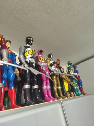 Muñecos Power Rangers y Avengers