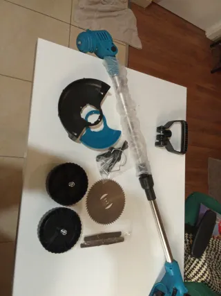 Desbrozadora cortacésped con accesorios