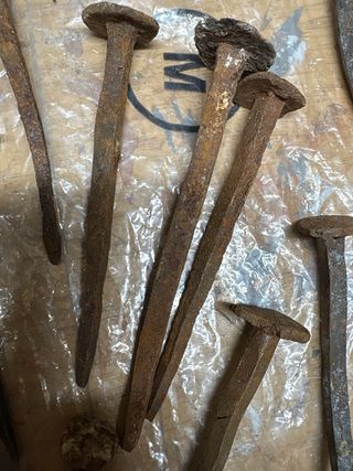 Clavos antiguos de hierro forjado