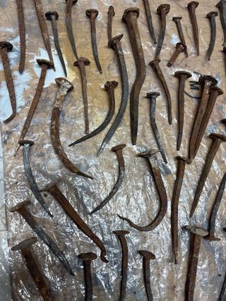 Clavos antiguos de hierro forjado