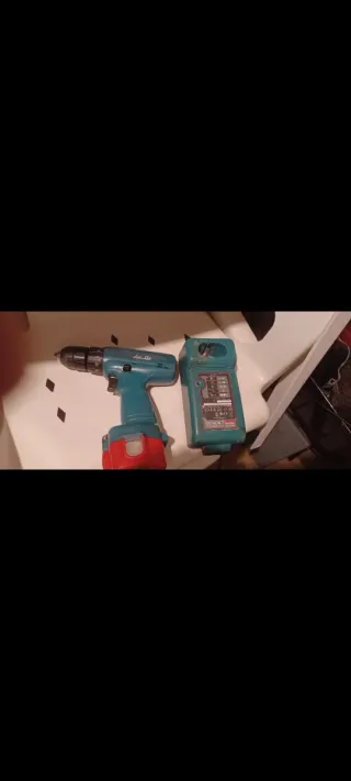 Atornillador Makita con cargador