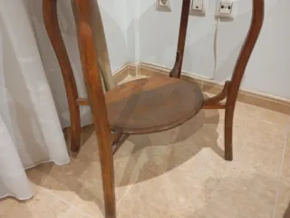 Mesa auxiliar madera maciza antigua