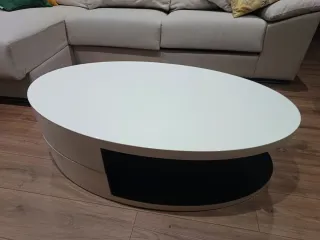 Mesa de centro ovalada blanca y negra.