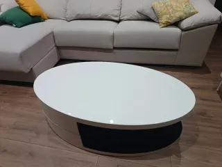 Mesa de centro ovalada blanca y negra.