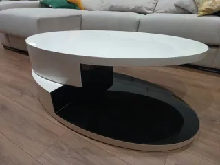 Mesa de centro ovalada blanca y negra.