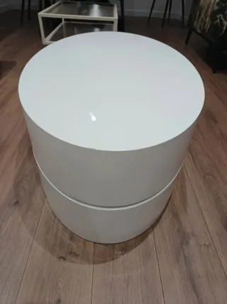 Mesa de centro ovalada blanca y negra.