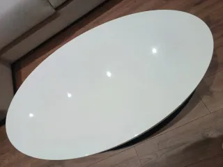 Mesa de centro ovalada blanca y negra.