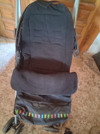 Silla de paseo negra con detalles de colores