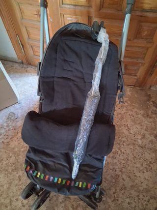 Silla de paseo negra con detalles de colores