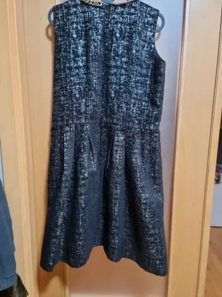 Vestido negro y plateado con cadena