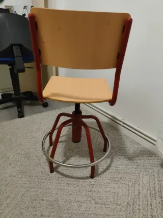 Silla giratoria madera y metal roja