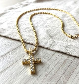 Cruz dorada con brillantes + cordón dorado