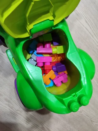 Correpasillos que recoge los bloques de construir