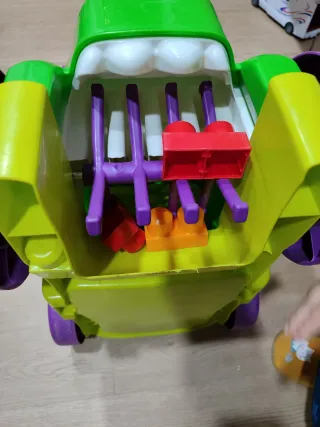 Correpasillos que recoge los bloques de construir